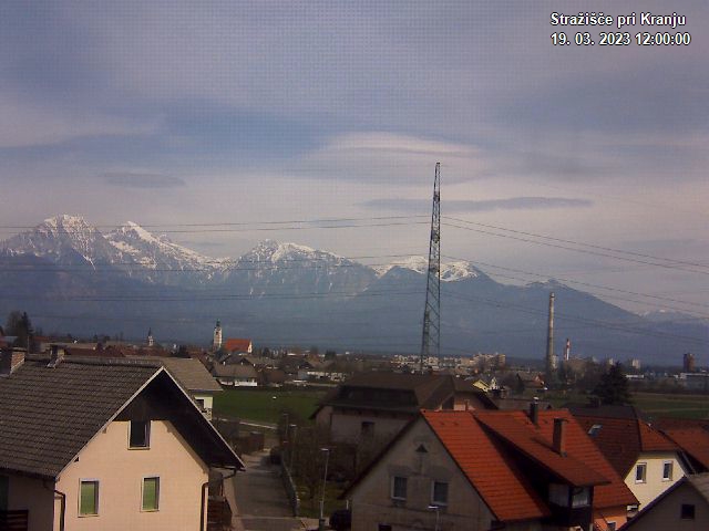 Pogled s postaje proti Krvavcu ob 12:00