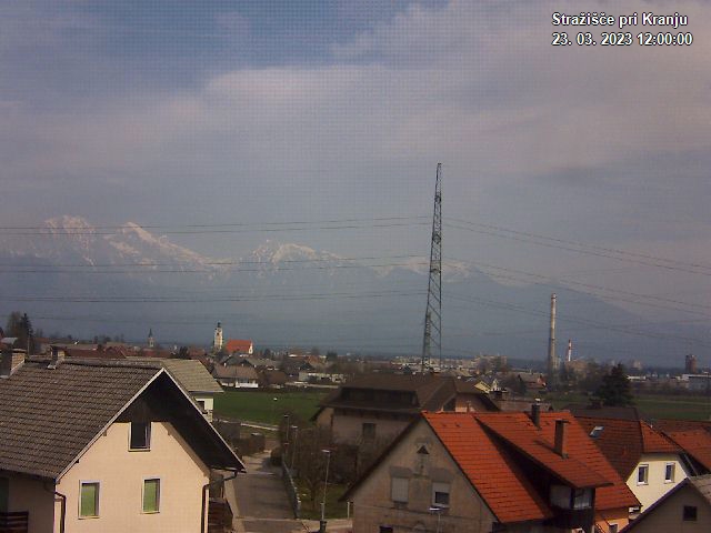 Pogled s postaje proti Krvavcu ob 12:00