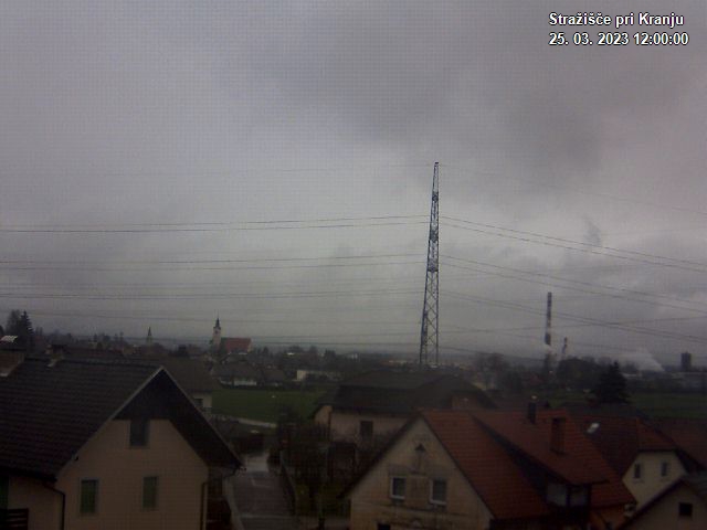 Pogled s postaje proti Krvavcu ob 12:00