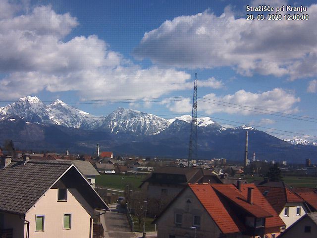Pogled s postaje proti Krvavcu ob 12:00