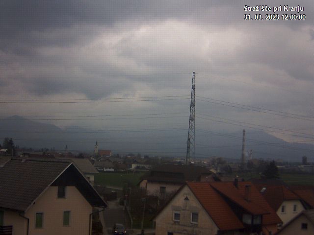 Pogled s postaje proti Krvavcu ob 12:00