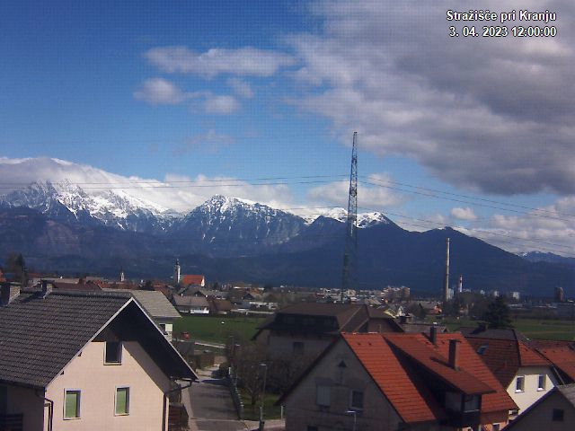 Pogled s postaje proti Krvavcu ob 12:00