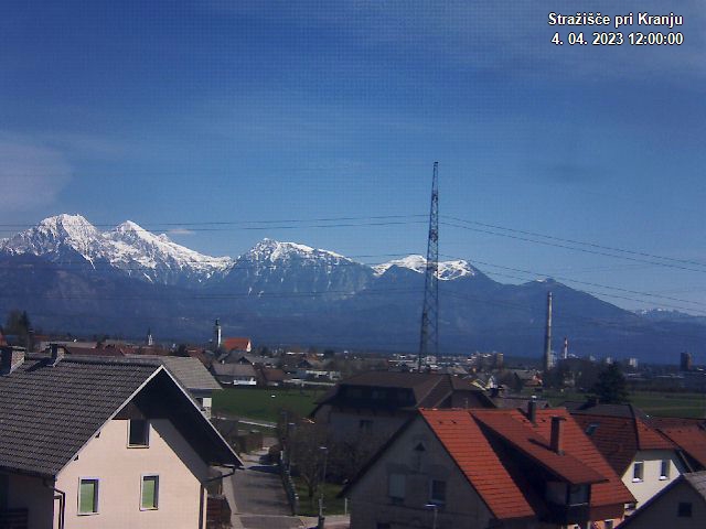 Pogled s postaje proti Krvavcu ob 12:00