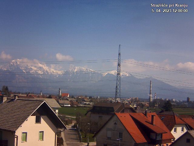 Pogled s postaje proti Krvavcu ob 12:00