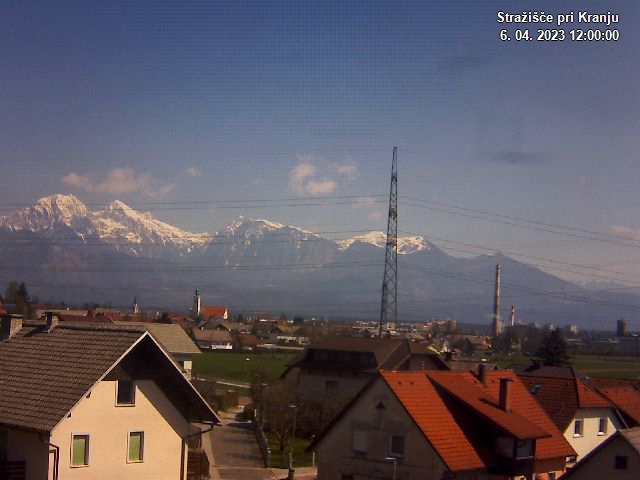 Pogled s postaje proti Krvavcu ob 12:00