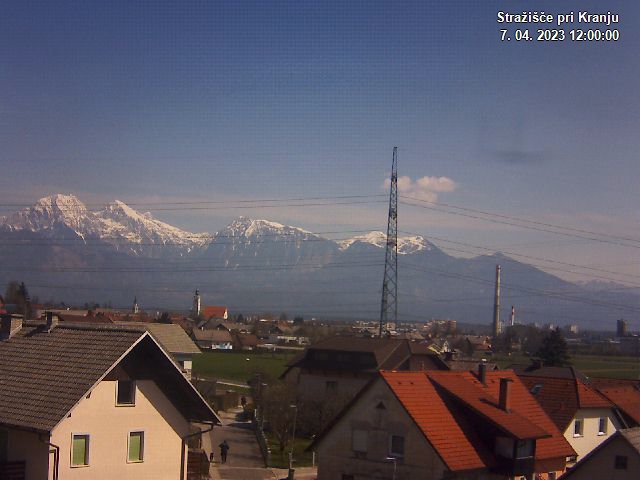 Pogled s postaje proti Krvavcu ob 12:00