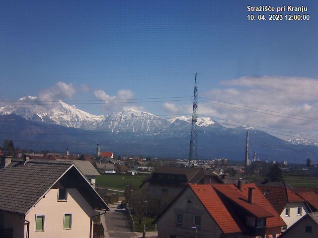 Pogled s postaje proti Krvavcu ob 12:00