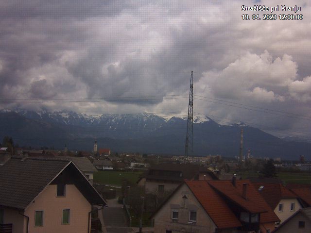 Pogled s postaje proti Krvavcu ob 12:00