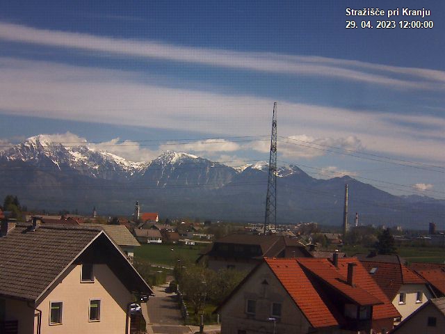 Pogled s postaje proti Krvavcu ob 12:00