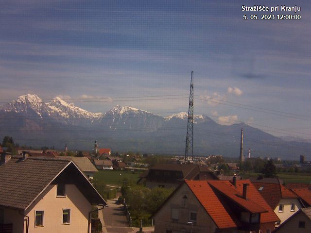 Pogled s postaje proti Krvavcu ob 12:00
