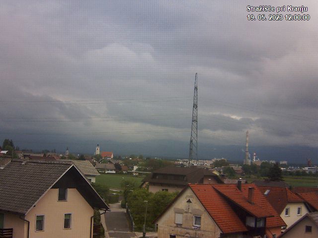 Pogled s postaje proti Krvavcu ob 12:00