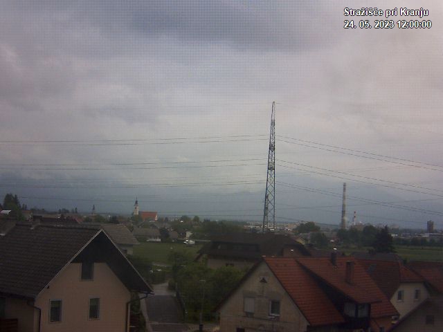 Pogled s postaje proti Krvavcu ob 12:00
