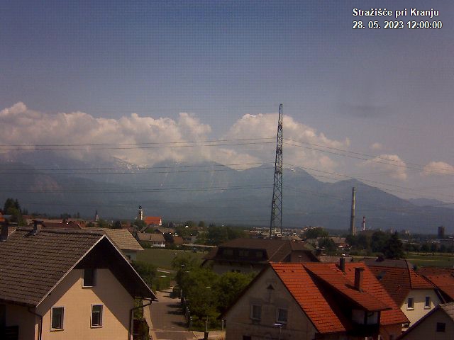 Pogled s postaje proti Krvavcu ob 12:00