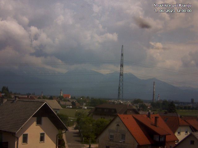 Pogled s postaje proti Krvavcu ob 12:00