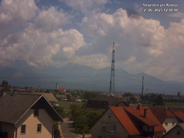 Pogled s postaje proti Krvavcu ob 12:00