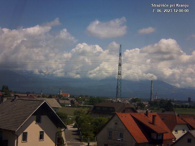 Pogled s postaje proti Krvavcu ob 12:00