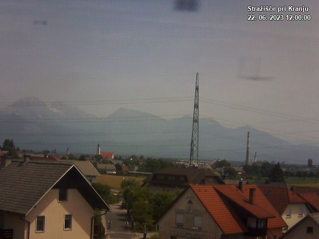 Pogled s postaje proti Krvavcu ob 12:00