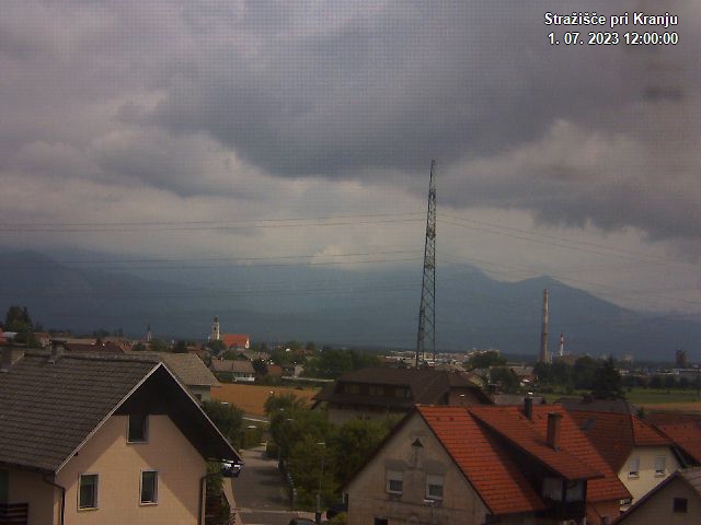 Pogled s postaje proti Krvavcu ob 12:00