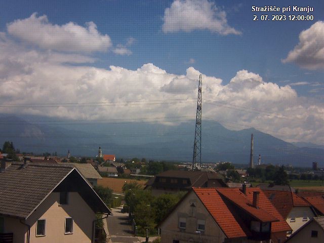 Pogled s postaje proti Krvavcu ob 12:00
