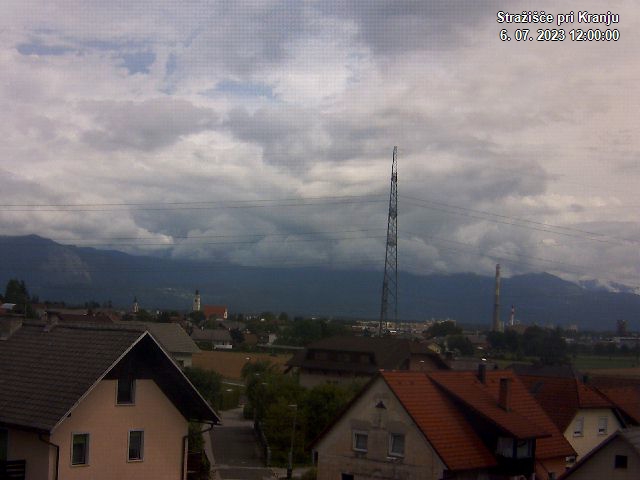 Pogled s postaje proti Krvavcu ob 12:00