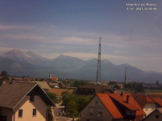 Pogled s postaje proti Krvavcu ob 12:00
