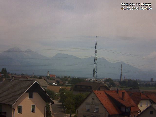 Pogled s postaje proti Krvavcu ob 12:00