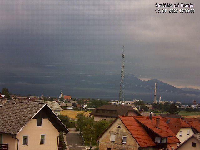 Pogled s postaje proti Krvavcu ob 12:00