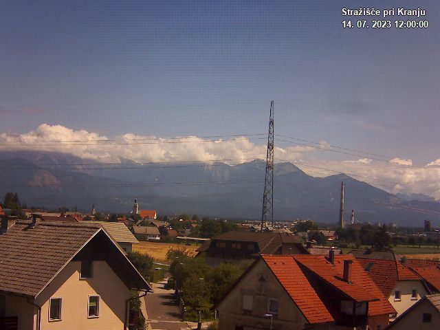 Pogled s postaje proti Krvavcu ob 12:00