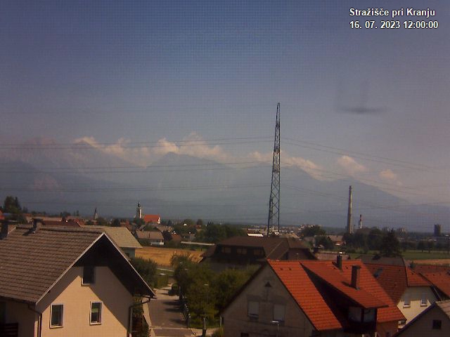 Pogled s postaje proti Krvavcu ob 12:00
