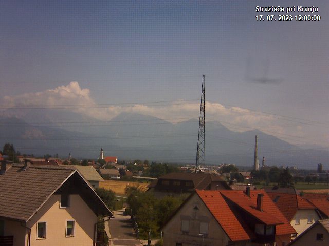 Pogled s postaje proti Krvavcu ob 12:00