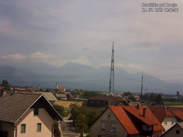 Pogled s postaje proti Krvavcu ob 12:00