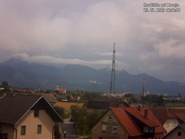 Pogled s postaje proti Krvavcu ob 12:00
