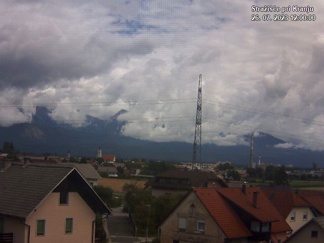 Pogled s postaje proti Krvavcu ob 12:00
