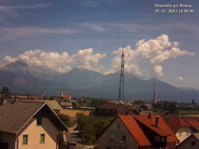 Pogled s postaje proti Krvavcu ob 12:00