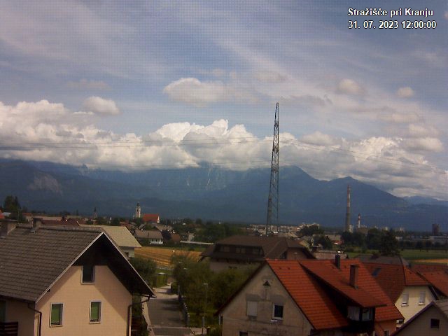Pogled s postaje proti Krvavcu ob 12:00