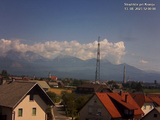 Pogled s postaje proti Krvavcu ob 12:00
