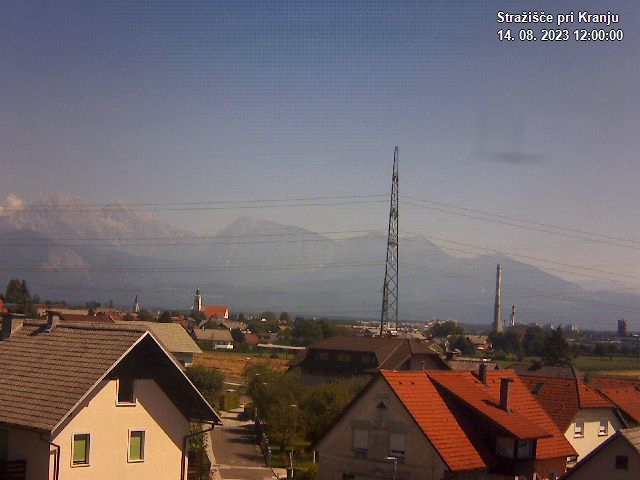 Pogled s postaje proti Krvavcu ob 12:00