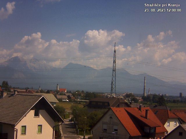 Pogled s postaje proti Krvavcu ob 12:00