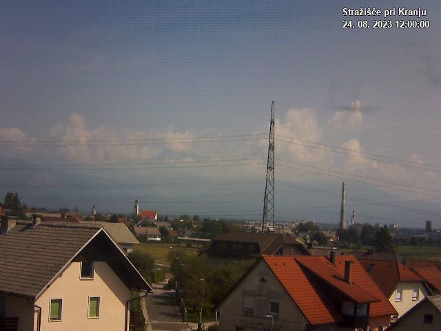 Pogled s postaje proti Krvavcu ob 12:00