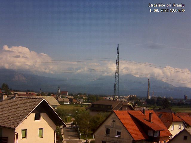 Pogled s postaje proti Krvavcu ob 12:00