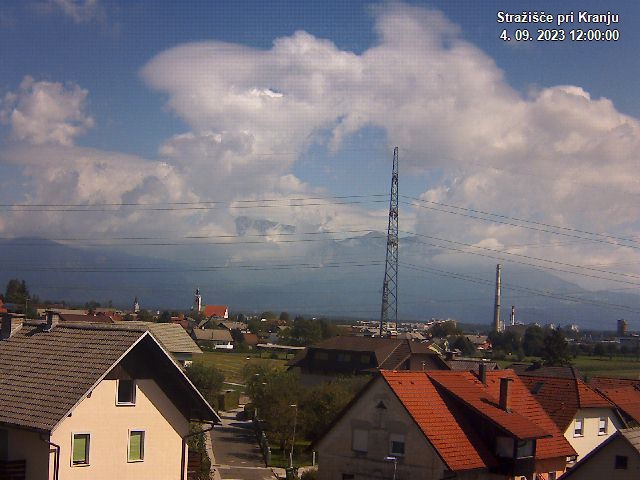 Pogled s postaje proti Krvavcu ob 12:00