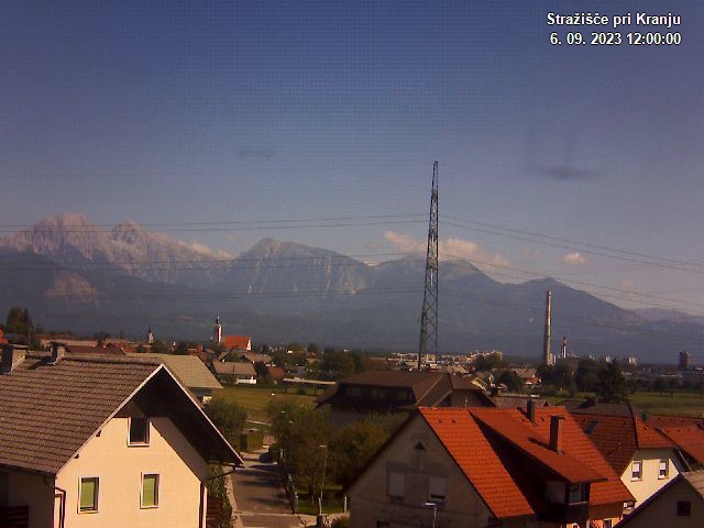 Pogled s postaje proti Krvavcu ob 12:00