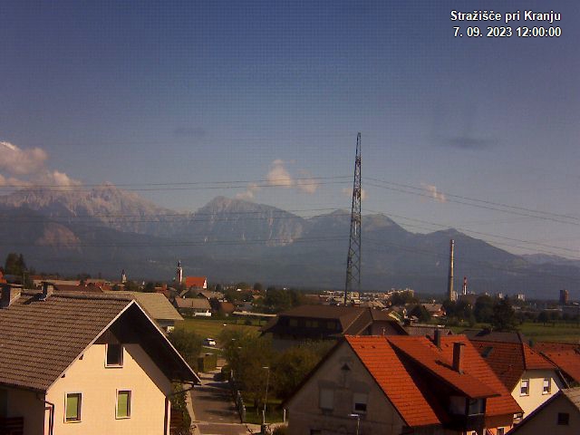 Pogled s postaje proti Krvavcu ob 12:00