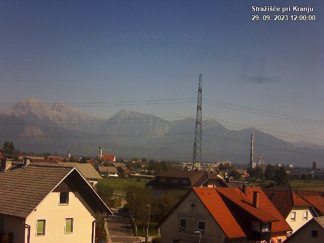 Pogled s postaje proti Krvavcu ob 12:00