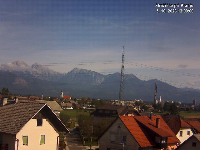 Pogled s postaje proti Krvavcu ob 12:00