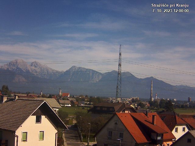 Pogled s postaje proti Krvavcu ob 12:00