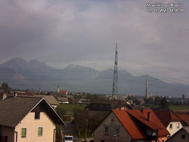 Pogled s postaje proti Krvavcu ob 12:00
