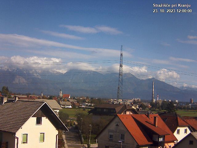 Pogled s postaje proti Krvavcu ob 12:00
