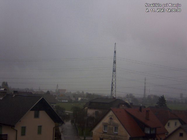 Pogled s postaje proti Krvavcu ob 12:00