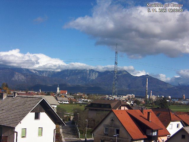 Pogled s postaje proti Krvavcu ob 12:00